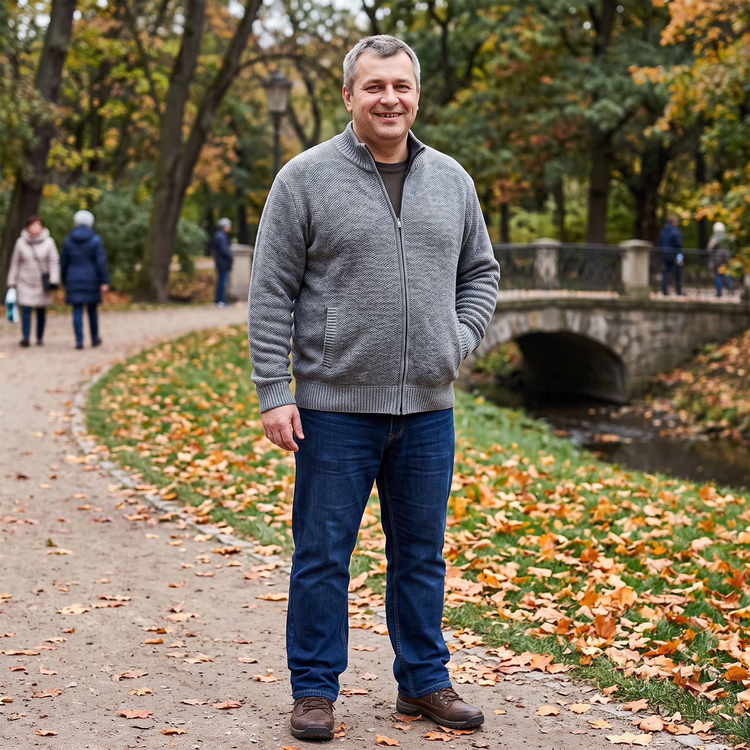 Sweter męski rozpinany na zamek OCIEPLANY FUTERKIEM ze stójką DUŻY 4XL/5XL 6 Sweter męski rozpinany na zamek, ocieplany, kolor jasnoszary melanż – na modelu